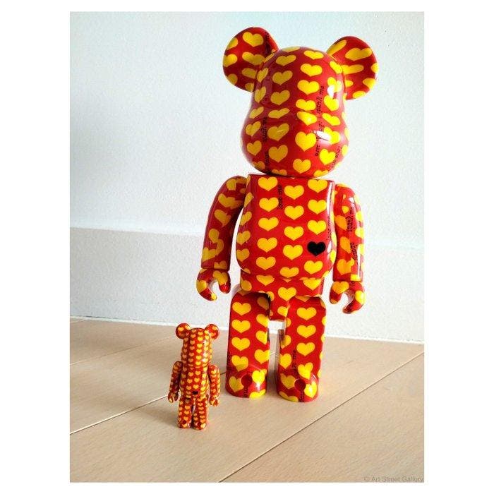 Medicom Toy - BE@RBRICK Yellow Heart Reverse Ver. 100% &, Antiek en Kunst, Kunst | Designobjecten