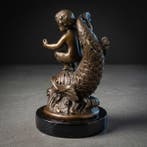 Statue, Putto op vis - 16 cm - Bronze, Antiquités & Art