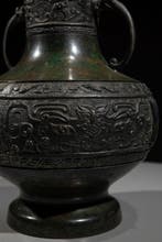 Vaas - Brons, Een bronzen vaas met archaïstische decoratie
