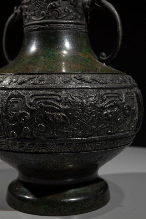 Vaas - Brons, Een bronzen vaas met archaïstische decoratie, Antiek en Kunst, Antiek | Overige Antiek