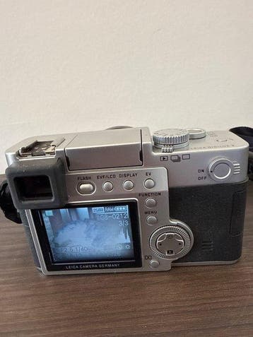 Leica Digilux 2 Classic Rangefinder-Style Digital Camera -