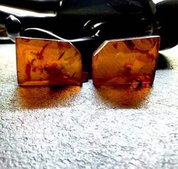 Paire de boutons de manchette anciens avec des cabochons