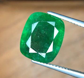 1 pcs Vert Émeraude - 7.54 ct - International Colored, Handtassen en Accessoires, Edelstenen, Nieuw
