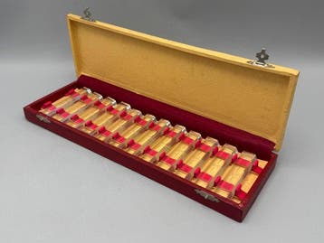 Set van 12 Art Deco glazen messenleggers in originele etui –, Antiquités & Art