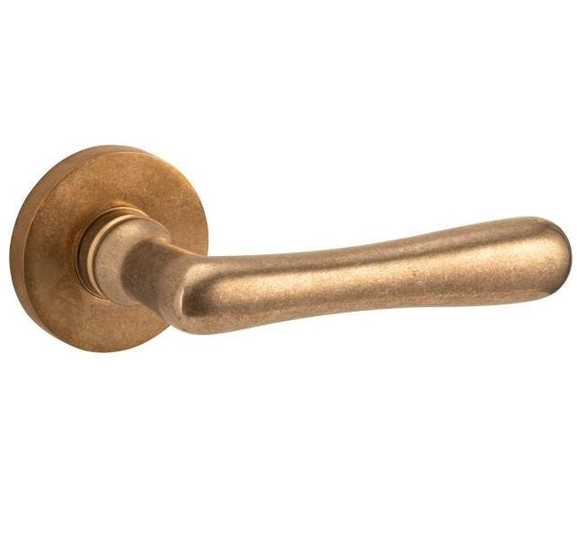 Deurklink op geveerd rozet Linea/Vivo messing antiek, Doe-het-zelf en Bouw, Overige Doe-Het-Zelf en Bouw, Nieuw