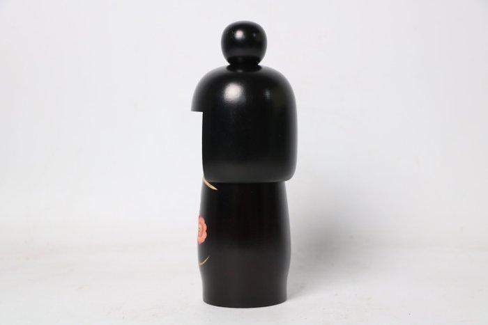 Zwarte kokeshi-pop met camelia — werk bekroond met de, Antiek en Kunst, Antiek | Overige Antiek