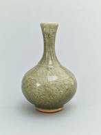 Vase - Un vase-bouteille chinois en grès émaillé céladon