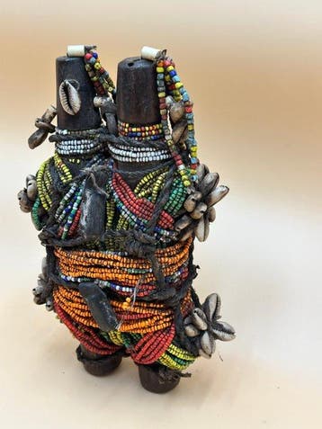 Vruchtbaarheidspop Fali – Ham Pilu – Parels, kauri-schelpen