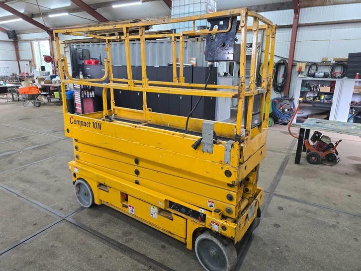 Haulotte Compact 10 10N schaarhoogwerker schaarlift, Zakelijke goederen, Machines en Bouw | Liften, Steigers en Ladders, Ophalen