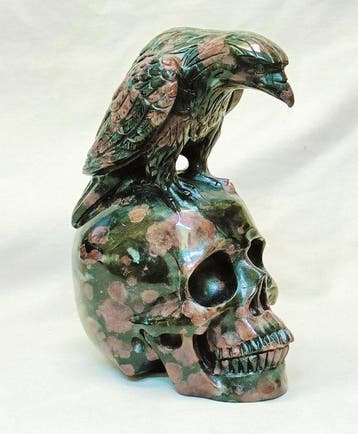 Sculpture de Corbeau sur Crâne, taillée à la main dans du, Antiquités & Art