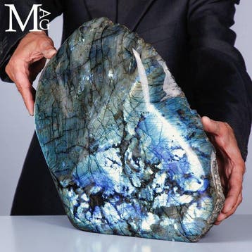 Labradorite polie massive avec une labradorescence bleue