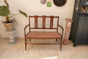 Canapé - Banquette avec dossier perforé et siège rembourré.