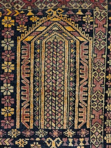 Ancien tapis de prière baloutche fin, avec un design de
