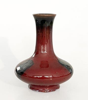 Un vase en porcelaine chinoise avec glaçure flambée couleur