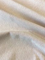 Hoogwaardige crèmekleurige geweven stof op een roestkleurige