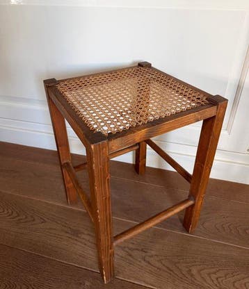 Kruk - Mid-Century Rustieke Houten Kruk met Webbing / Biezen, Antiek en Kunst