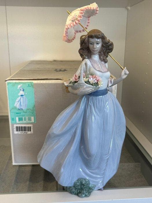 Lladró - José Santaeulalia - Statuette, Paseo por el jardín, Antiek en Kunst, Antiek | Glaswerk en Kristal