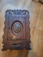 Kast - Hout - wandkastje leeuwenkop, Antiek en Kunst