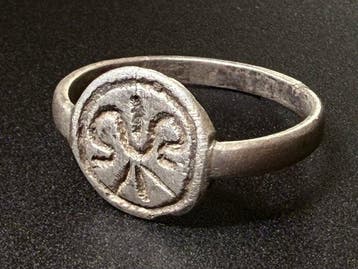 Middeleeuws Zilveren ring, zegelring met een bezel die, Antiquités & Art