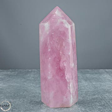 Roze kwarts obelisk – Zachte kracht in een elegante vorm-
