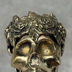 Sculpture, NO RESERVE PRICE - Sculpture Human Skull with a