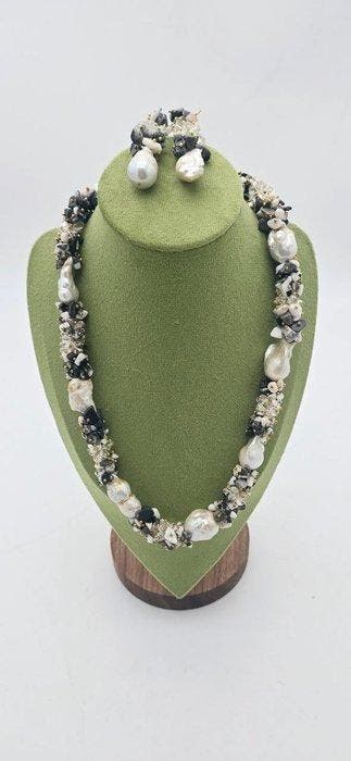 Elegante set van halsketting en oorbellen met barokparels