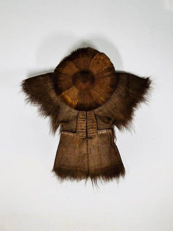 Imperméable et chapeau en fibres de palmier tissées, Suo Yi