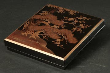 Doos - Suzuribako met den-, bamboe- en pruimen maki-e, goud