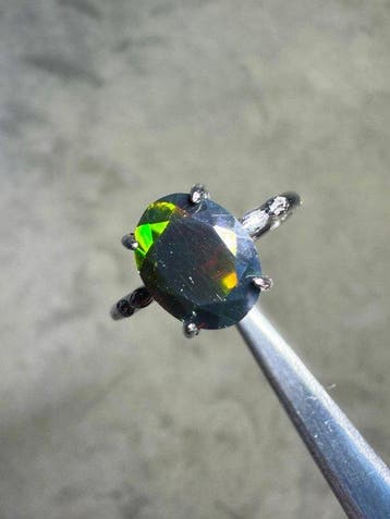 Ring met Ethiopische zwarte opaal met facetten - 8,41 karaat