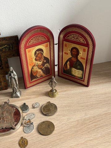 Collection de 24 médailles et objets religieux (24) -