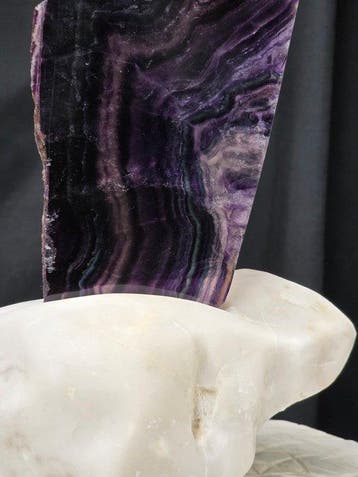 Tranche de fluorite arc-en-ciel sur socle en marbre de