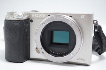 Sony 6000 + half case | Digitale reflex camera (DSLR), Nieuw