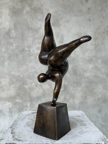 Statue, NO RESERVE PRICE - Voluptuous Balancing Lady Statue