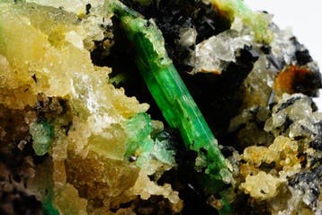TOP EMERALD met Zwarte Toermalijn - Fluorescerende Smaragden