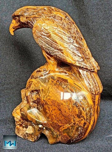 Sculptuur van een kraai op een menselijke schedel, met de