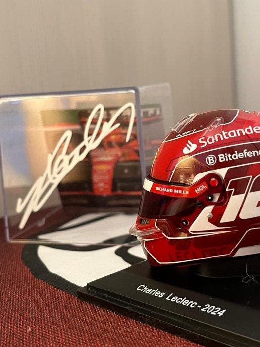 Ferrari - Charles Leclerc - 2024 - Schaal 1/5 helm, Verzamelen, Automerken, Motoren en Formule 1