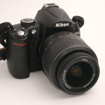 Nikon D5000 + DX AF-S NIKKOR 18-55mm F3.5-5.6 G Digitale