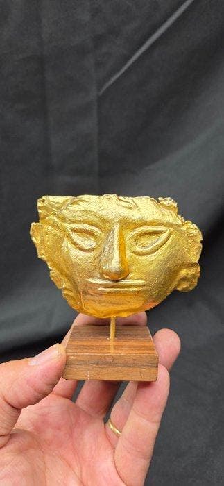 Curiosity cabinet Indian Chimu mask from Peru - Diorama