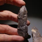 Neolithisch 3 vuurstenen. 6 cm lang. Mes - 5000 v.Chr. Bijl