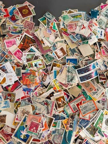 Monde - Belle opération de tri de 20 000 timbres dans une