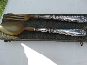 Saladebestek (2) - zilverkleurig metaal, Hoorn - 1940-1950