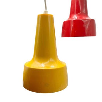 Lampe - Plastique - Deux lampes pendantes.