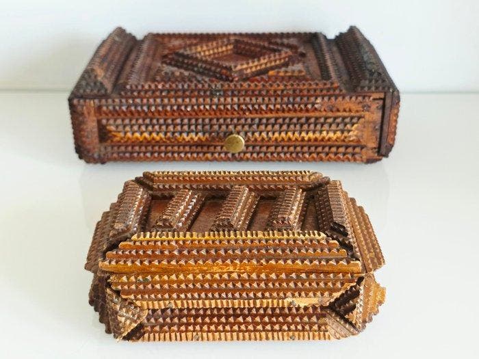 Szwedzkie szkatuki Tramp Art z szuflad i wieczkiem –, Antiquités & Art, Antiquités | Autres Antiquités