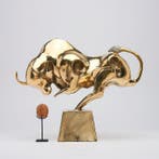 Sculpture, Bronze Sculpture of a Striking Bull - with base -, Antiquités & Art