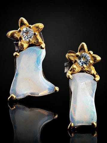 Boucles d’oreilles en opale lactescente en forme de fleur –