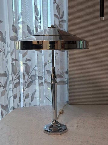 Lampe de table arquée - Chromé(e)