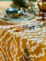 Deken met ikat-stijl patroon voor ruime tafels. - Tafelkleed