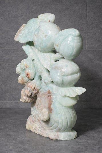Prachtig babyblauw amazoniet-beeldhouwwerk met bloemmotief -
