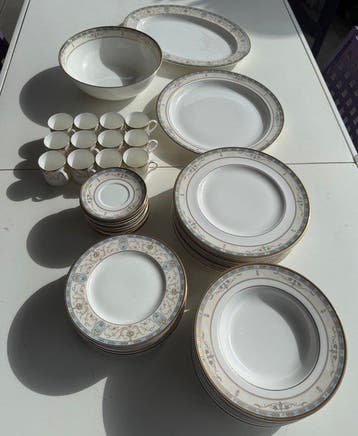 Royal Doulton - Royal Doulton - Tafelservies voor 12 (63) -