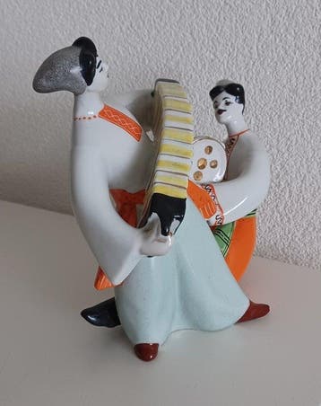 Beeldje, Beeldje van twee Oekraïnse dansers en muzikanten in